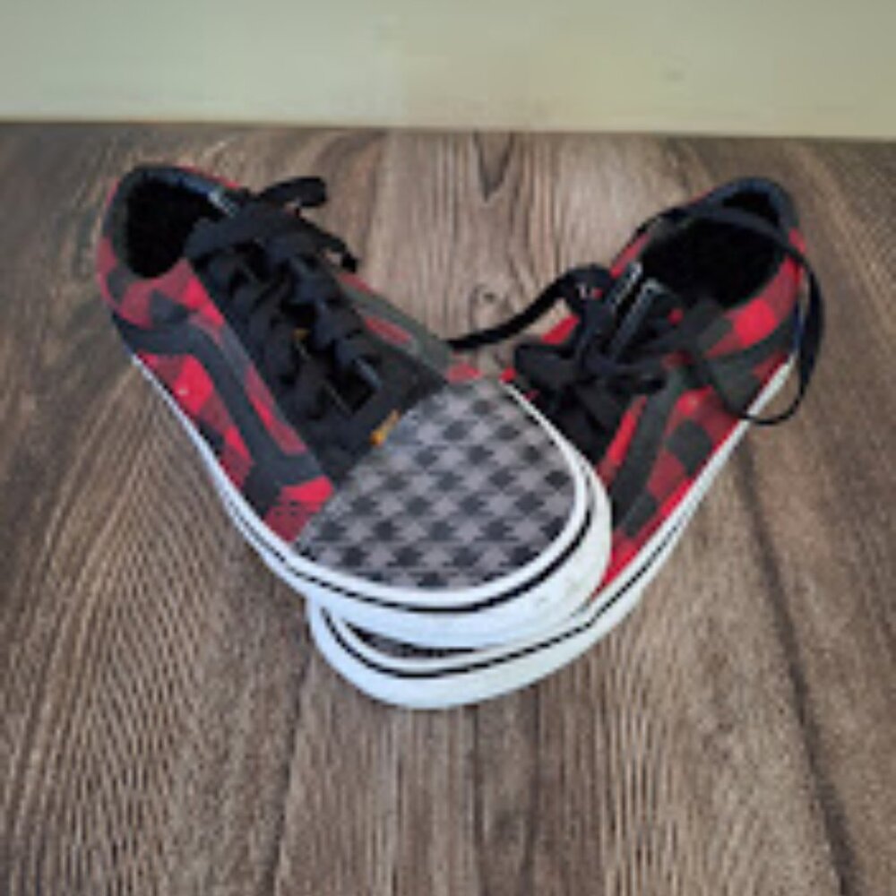 Kids Vans size 5 Red and black plaid shoes‎